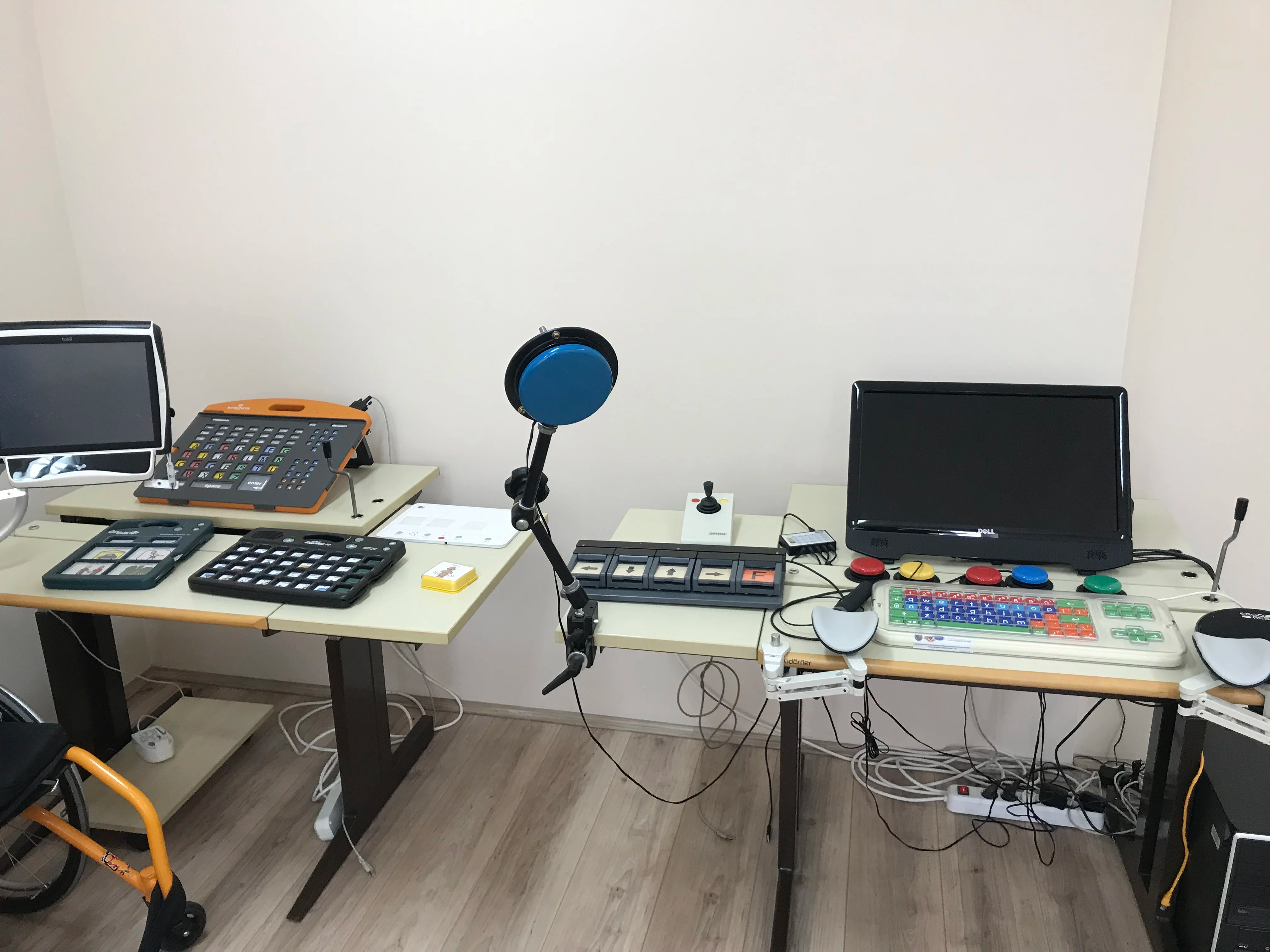 Učenik koristi asistivni uređaj u učionici