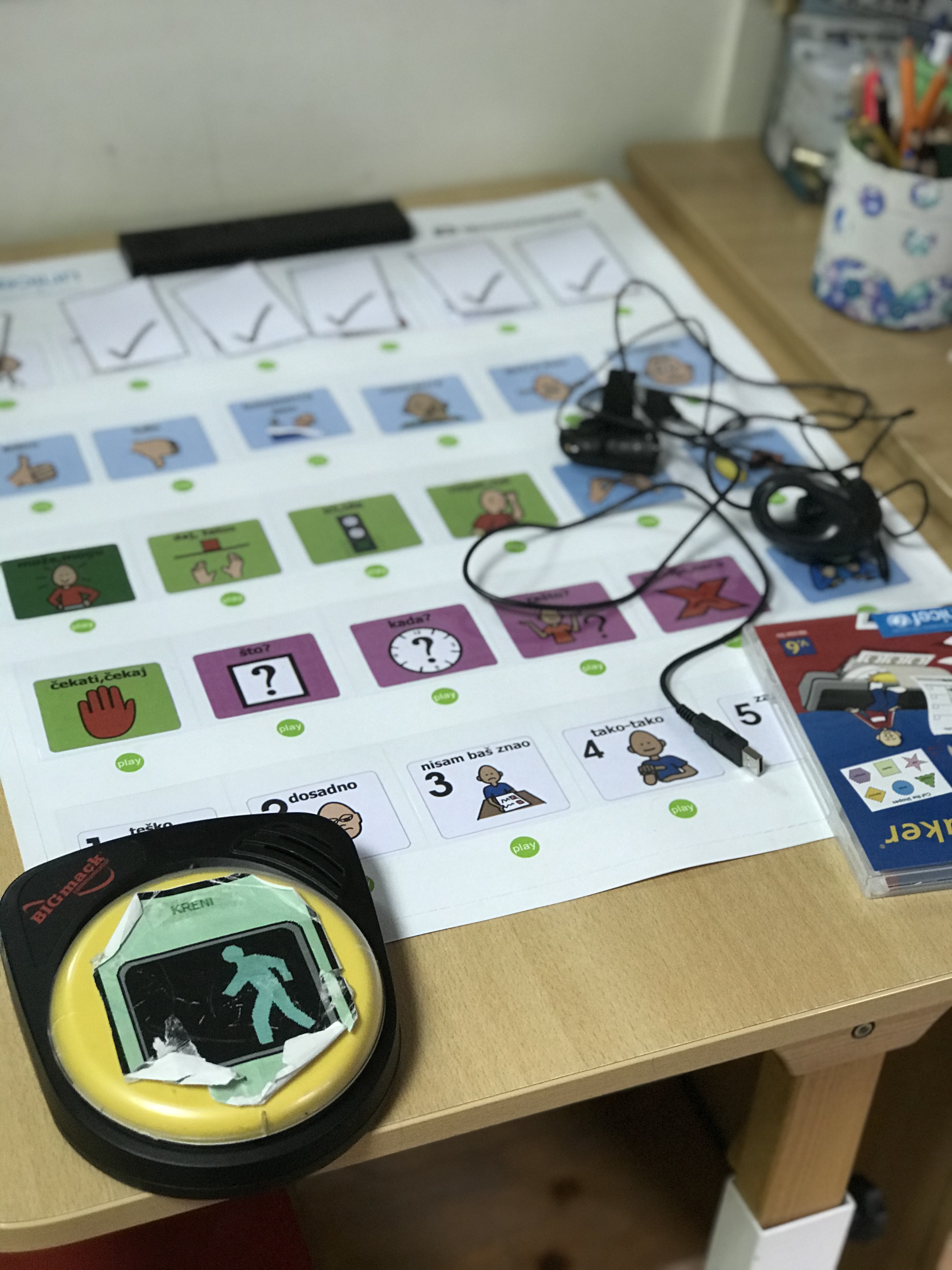 Dete sa tabletom i AAC aplikacijom